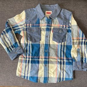 Levi’s Button up long sleeve shirt Embroidered on the back size 6 boys